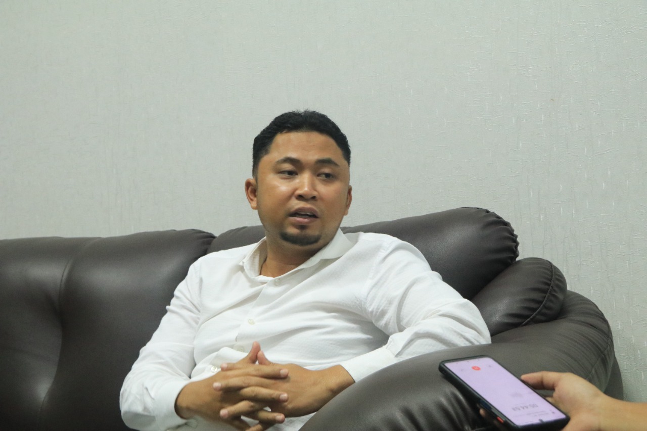 Anggota DPRD Kutim Ramadhani kepada Kepala Dinas Tenaga Kerja dan Transmigrasi (Kadisnakertrans) Sudirman Latif