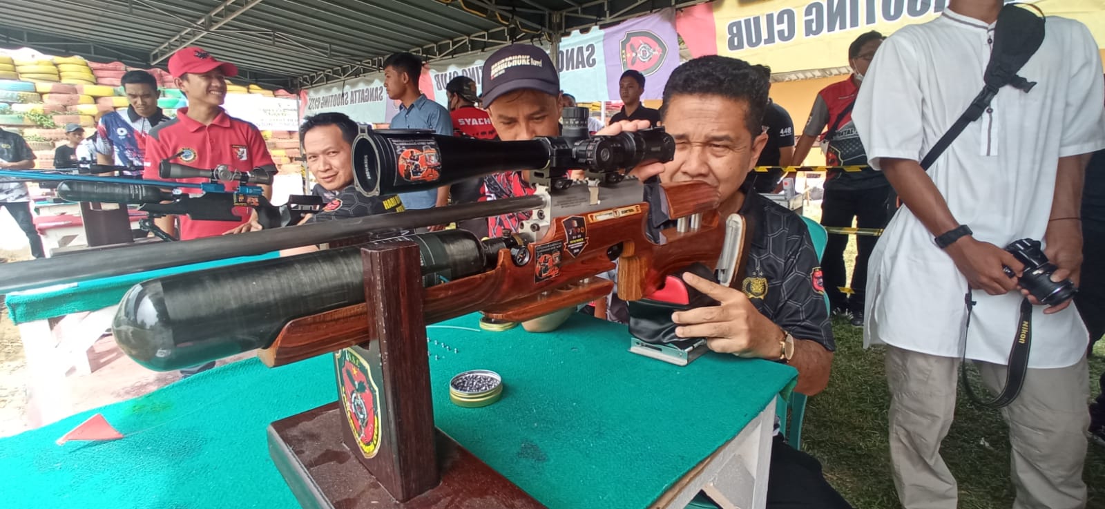 Ketua DPRD Kutim H Joni saat bersiap membidik sasaran yang berjarak kurang lebih 20 meter dengan menggunakan senjata laras panjang