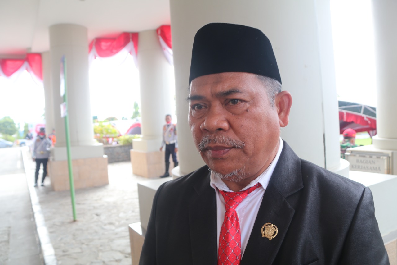 Anggota politisi dari Partai Amanat Nasional Basti Sanggalani, sikap acuh dan tidak mau memasang bendera dinilai tidak menghargai jasa para pahlawan atas perjuangan para pahlawan dalam memerdekaan bangsa Indonesia.