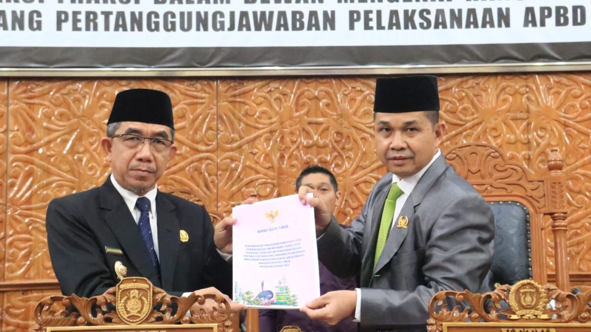 serahkan laporan tangapan pemerintah ke Ketua DPRD Kutim