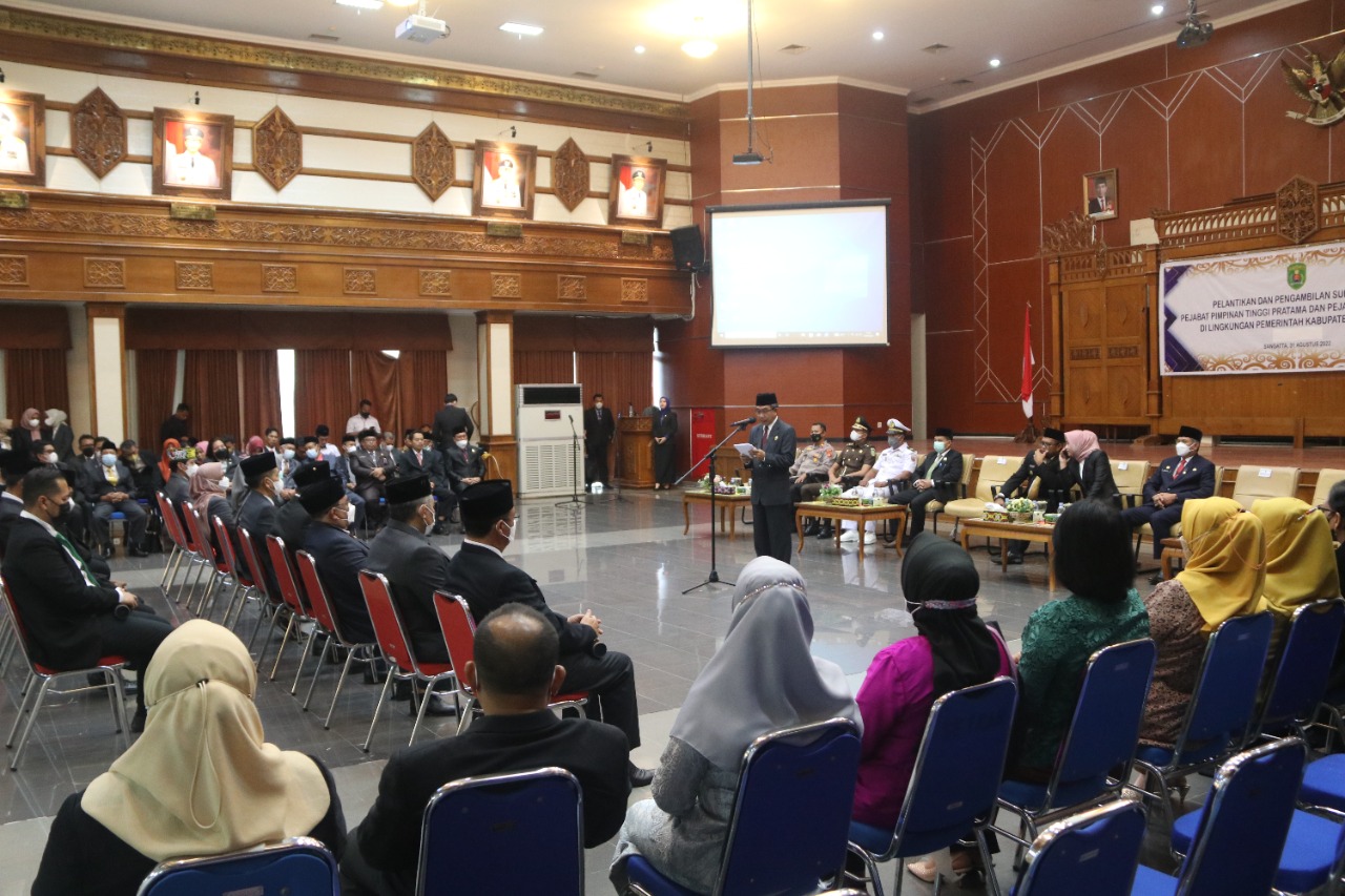 Ketua DPRD H Joni beserta Wakil Ketua Asti Mazar duduk di barisan kehormatan bersama unsur Forkopimda menyaksikan pelantikan para pejabat yang akan mengisi beberapa posisi