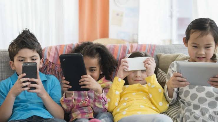 Gedget selain menjadi alat komunikasi dan sumber informasi yang memiliki fitur canggih juga menjadi pintu masuk bagi anak-anak untuk mengakses berbagai media sosial bahkan banyak fitur atau konten yang tidak sesuai dengan usia penggunanya