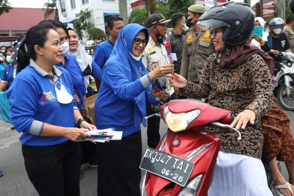 Dinas Kesehatan Kutai Timur (Dinkes Kutim) melalui panitia Hari AIDS Sedunia membagikan 1.200 leaflet yang dipusatkan di area simpang tiga Jalan AW Syahrani